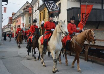 défilé médiéval spectacle chevaux