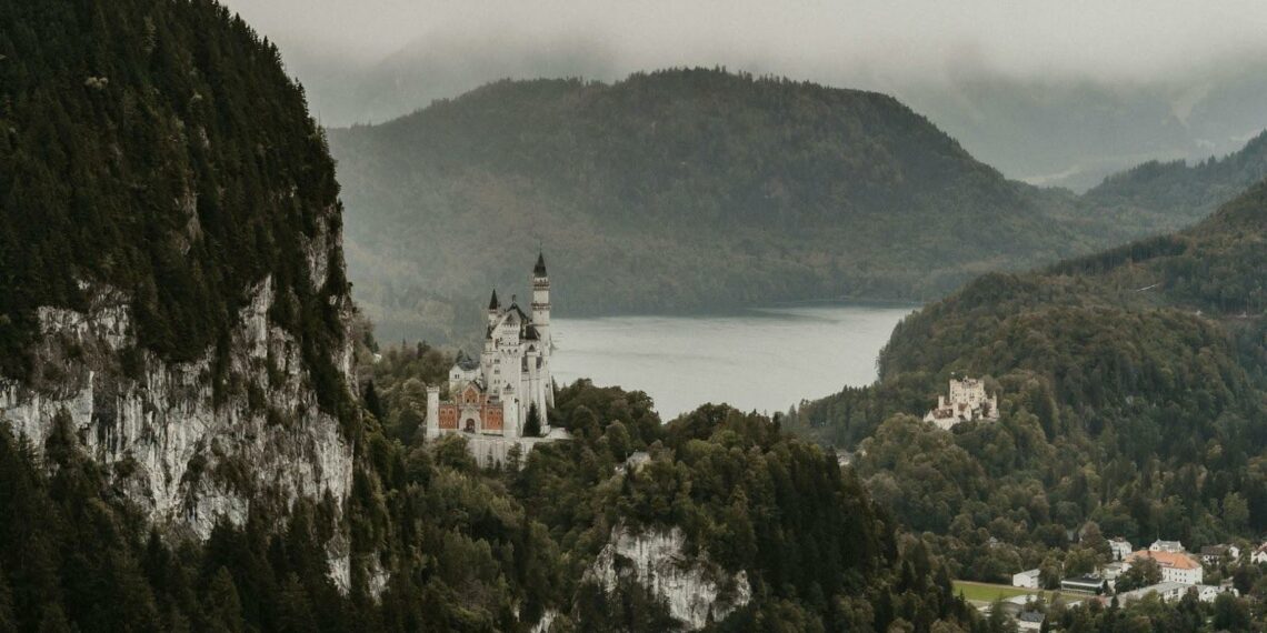 château montagnes brume