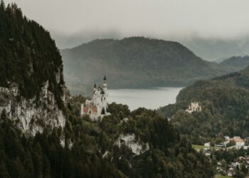 château montagnes brume