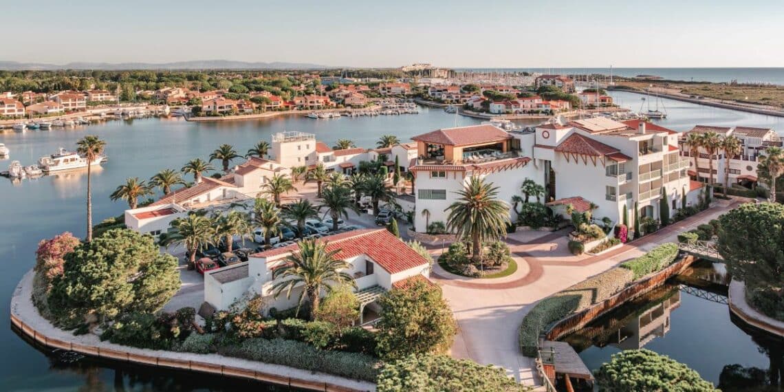 vue aérienne hôtel plage piscine palmiers