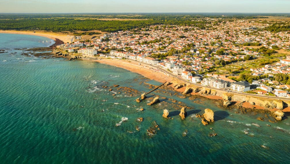 vue aérienne mer plage ville