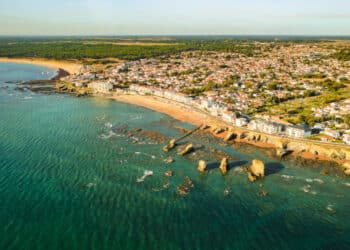vue aérienne mer plage ville