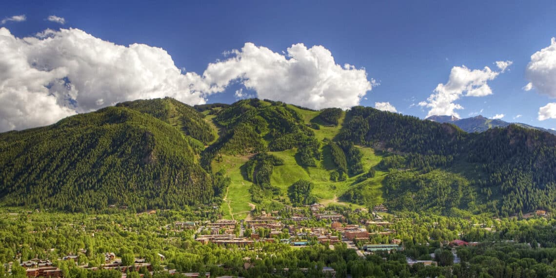 montagne verdoyante ville en bas