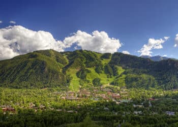 montagne verdoyante ville en bas