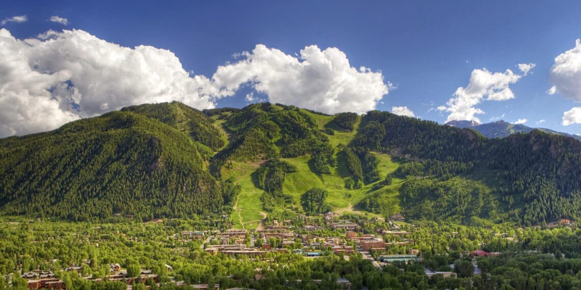 montagne verdoyante ville en bas