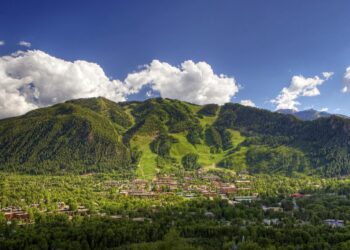 montagne verdoyante ville en bas
