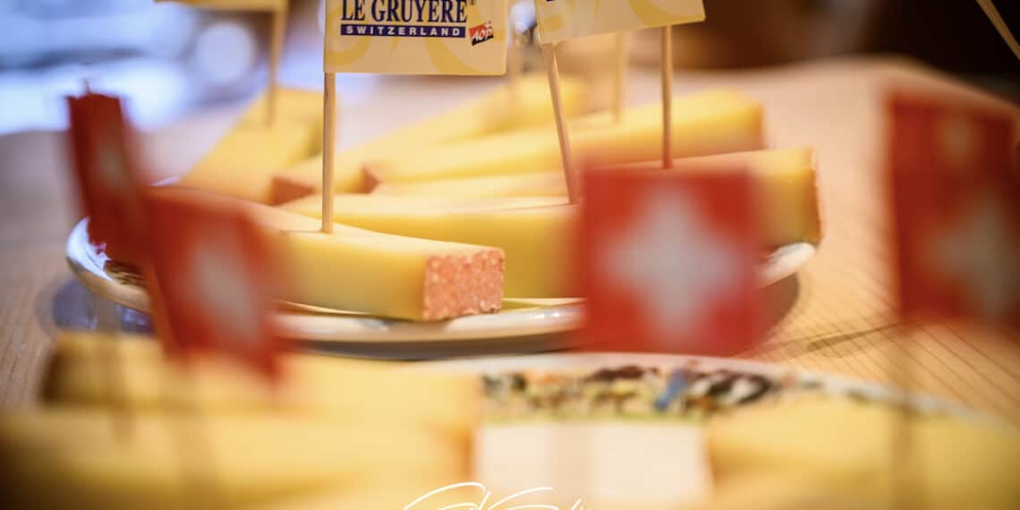 Fromages et drapeaux suisses en plan rapproché