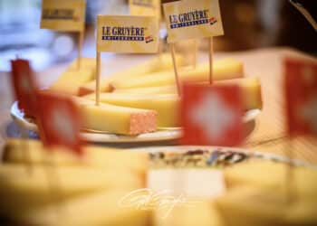 Fromages et drapeaux suisses en plan rapproché