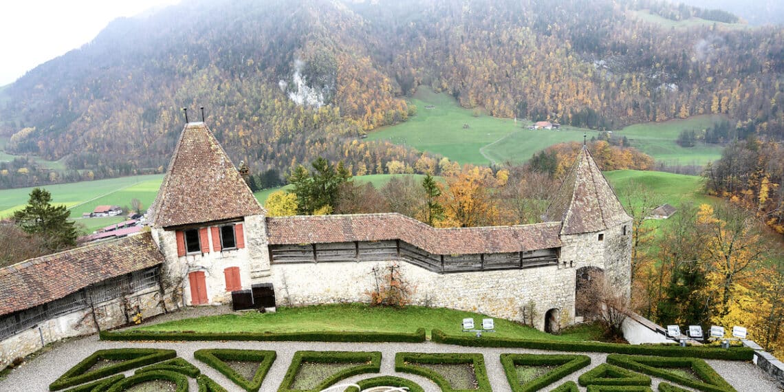 Vue de rempart de château avec montagnes et nature derrière