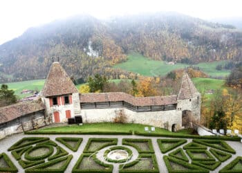 Vue de rempart de château avec montagnes et nature derrière