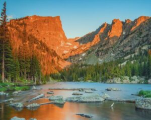 paysage montagne rouge et lac
