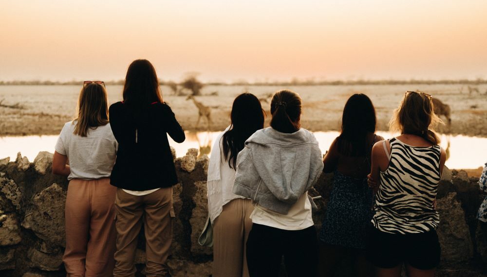 femmes de dos coucher de soleil savane