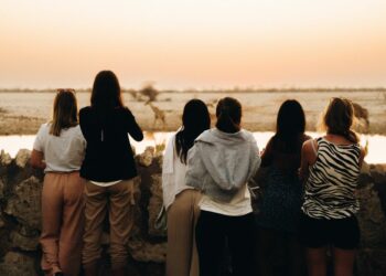 femmes de dos coucher de soleil savane