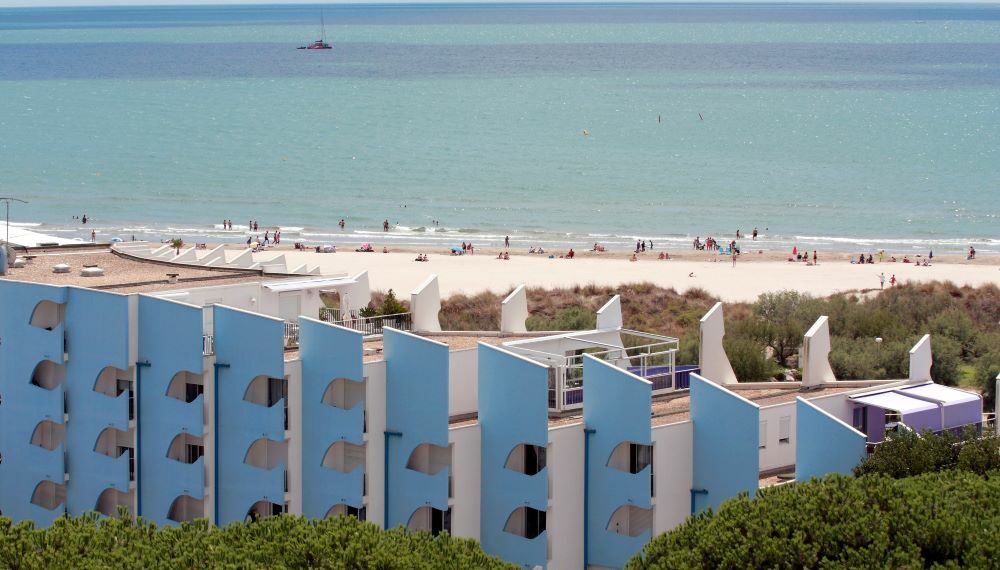 plage bâtiments bleu et blanc La grande motte