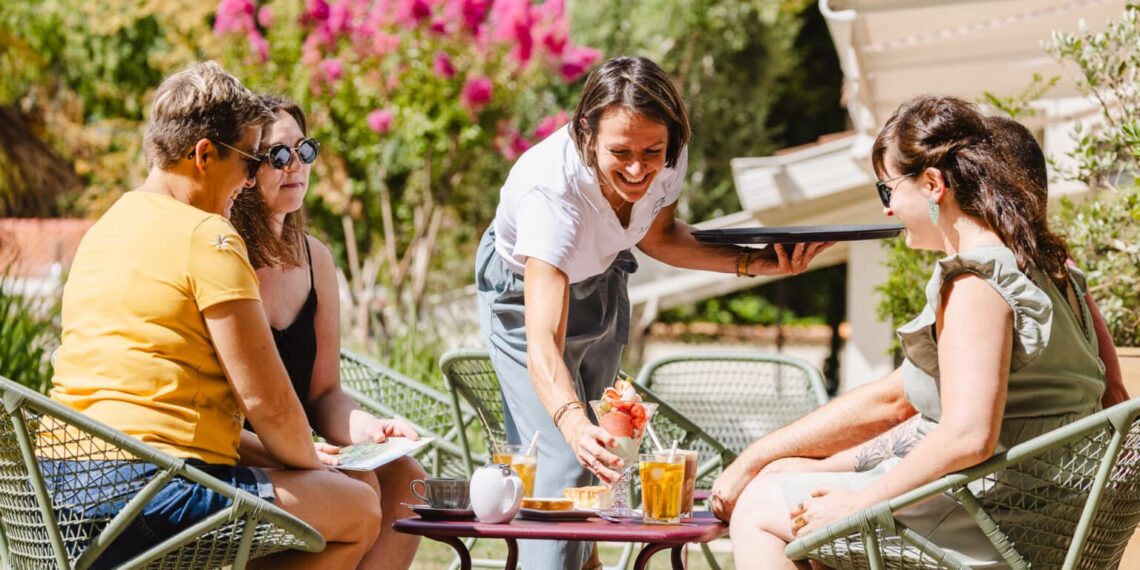 hommes et femmes prenant un verre dehors serveuse