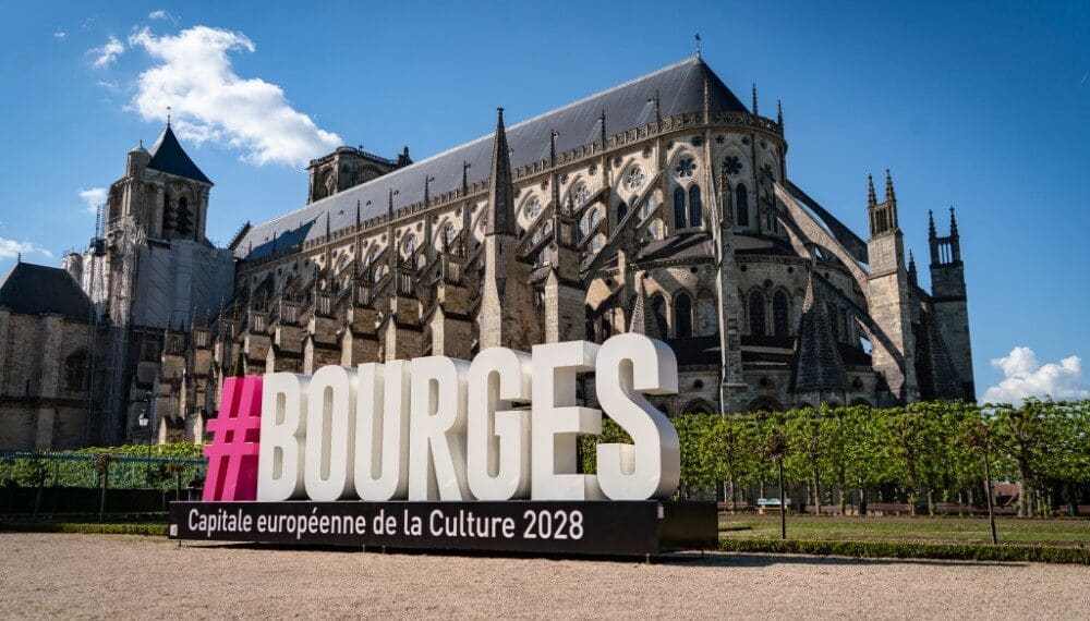 Hashtag ville Bourges devant la cathédrale