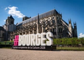 Hashtag ville Bourges devant la cathédrale