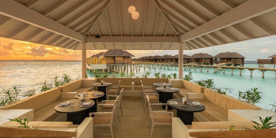 restaurant plage Maldives chaises tables paillotte
