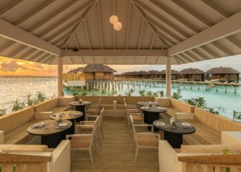 restaurant plage Maldives chaises tables paillotte
