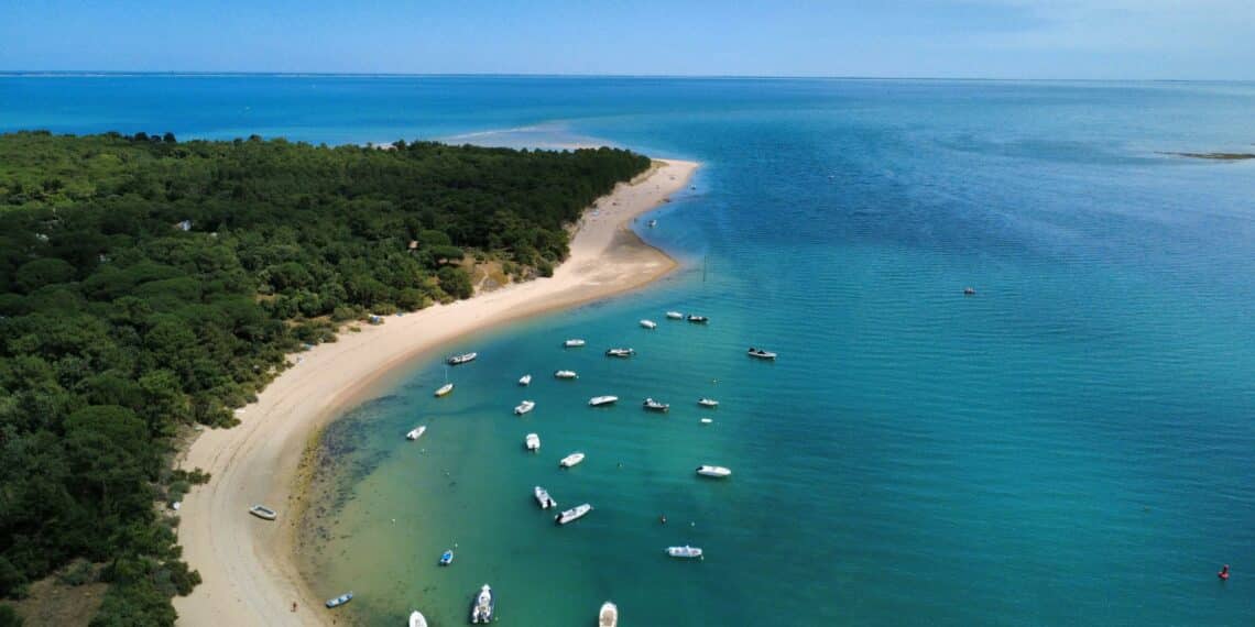 île plage me bateaux de plaisance
