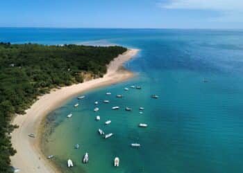 île plage me bateaux de plaisance