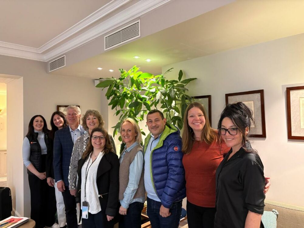 hommes et femmes posant sur la photo