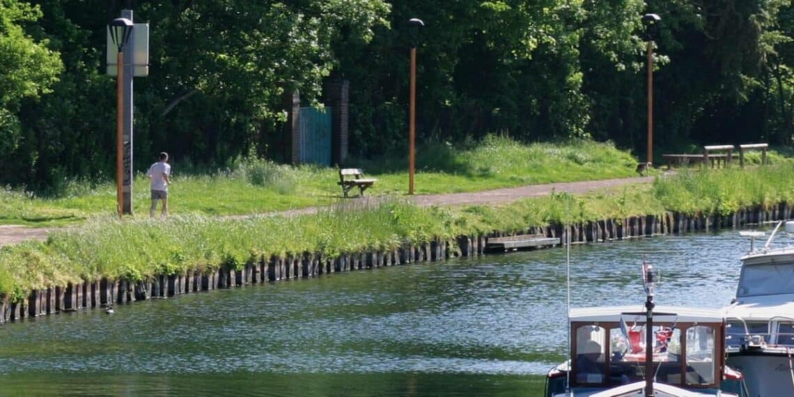 bord de fleuve bateau