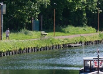 bord de fleuve bateau