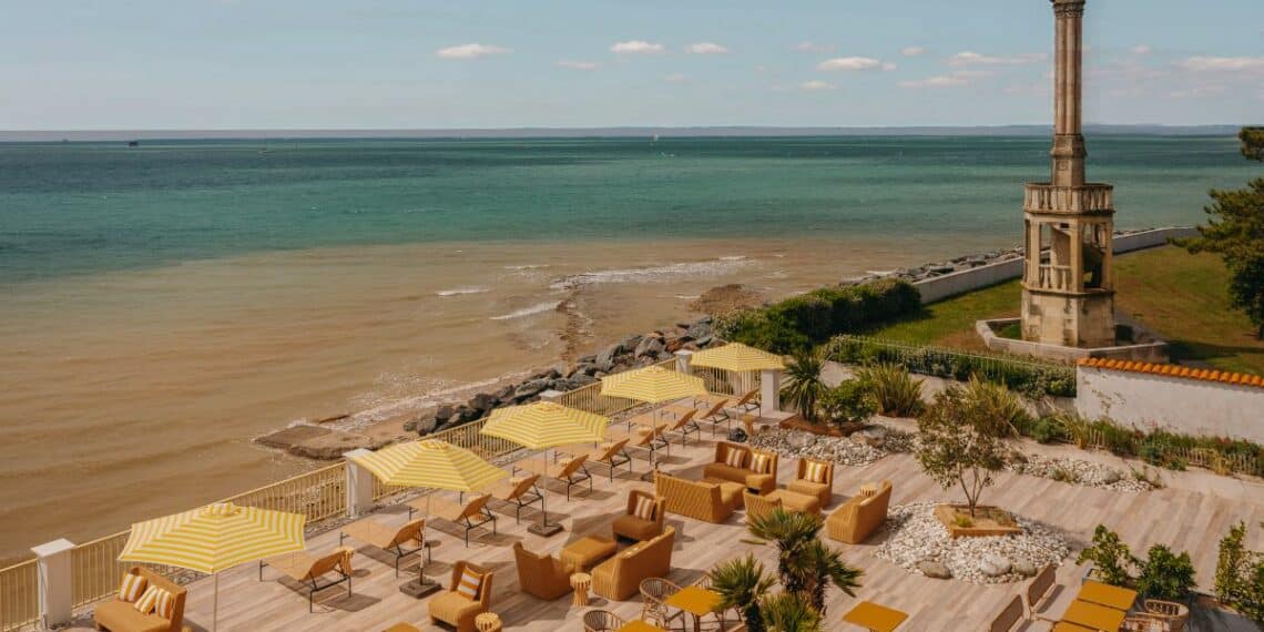 terrasse tables parasols vue mer