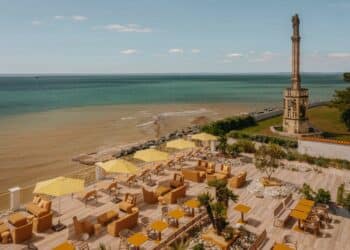 terrasse tables parasols vue mer