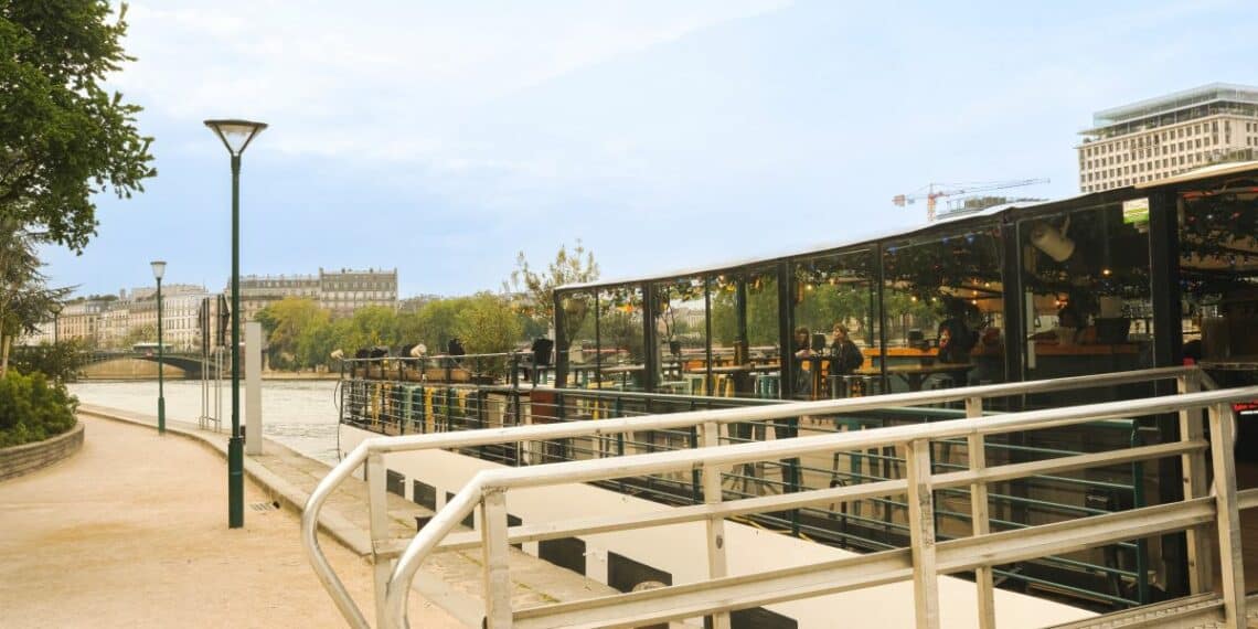 bateau à quai seine