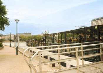 bateau à quai seine
