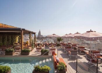 rooftop tables parasols ciel bleu