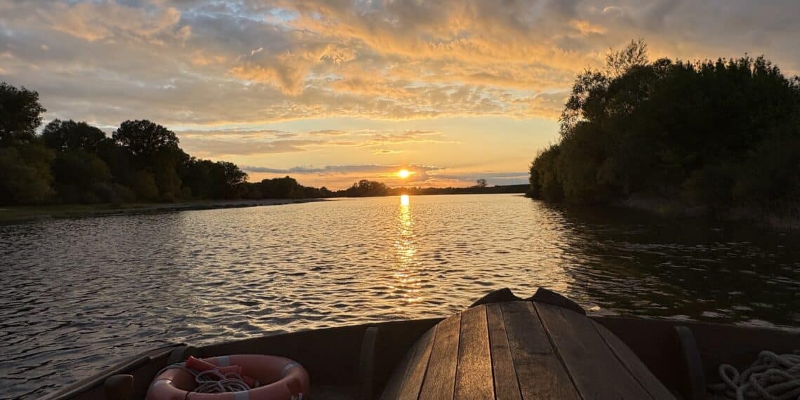LA LOIRE A VELO. Couché de soleil à bord d'une Toue de loire .