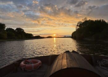 LA LOIRE A VELO. Couché de soleil à bord d'une Toue de loire .