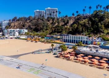 plage parasols palmiers ville