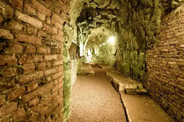 caverne souterrain tunnel