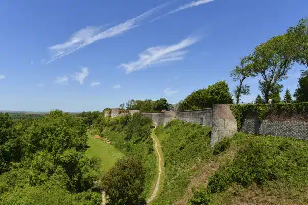 remparts forêts ciel bleu
