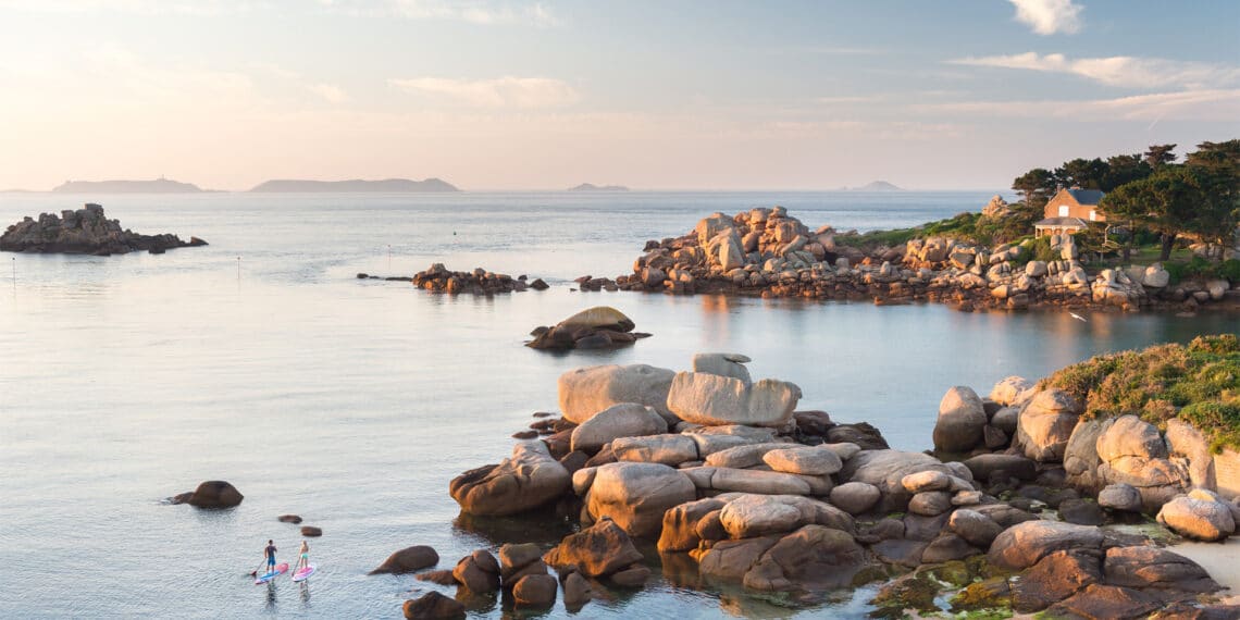 plage granit rose crépuscule