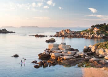 plage granit rose crépuscule
