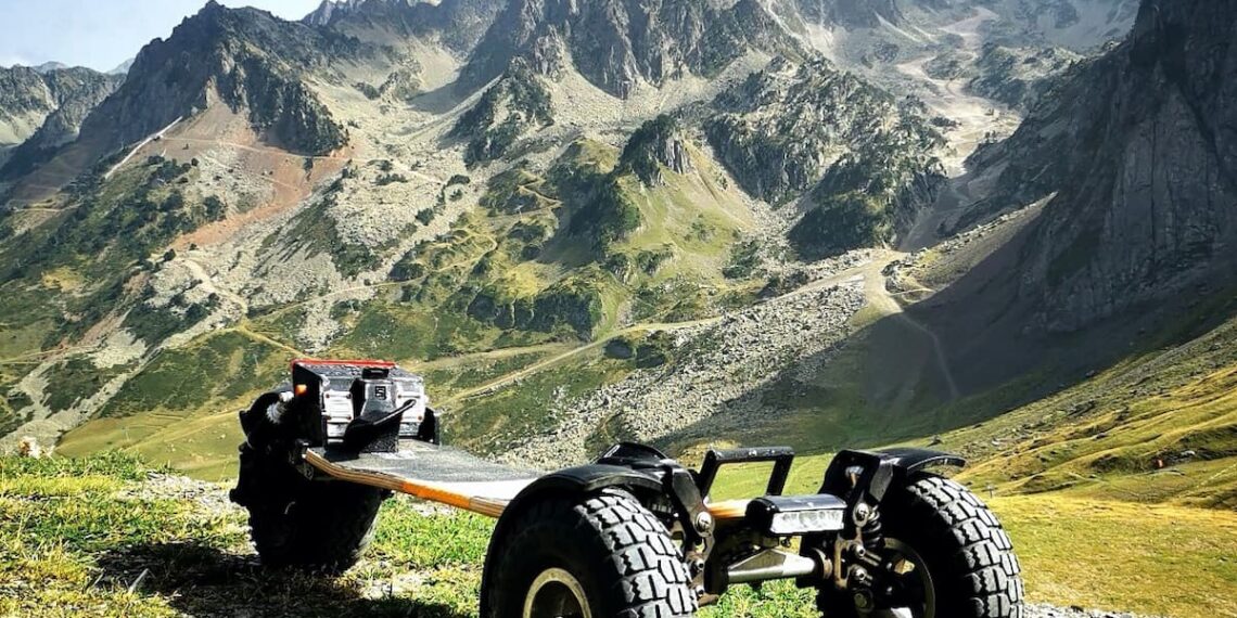 ski roues montagne verdoyante
