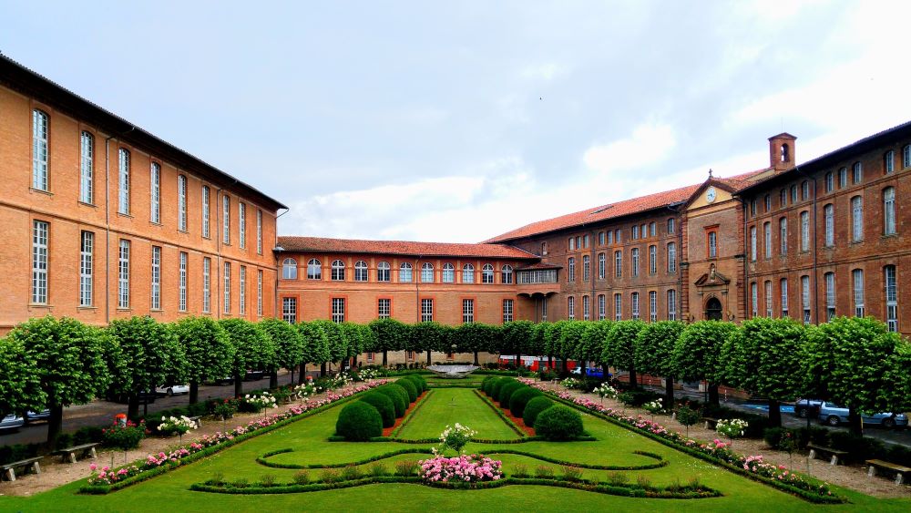 jardin arbustes bâtiment rouge