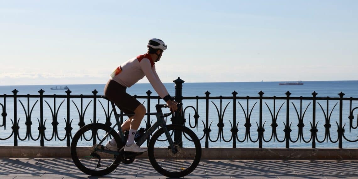 cycliste en bord de mer