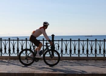 cycliste en bord de mer