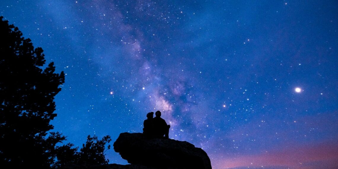 ciel étoilé couple sur un rocher
