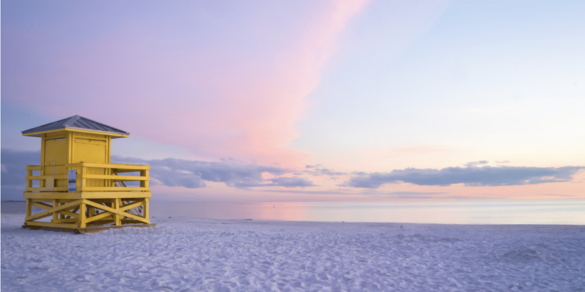 plage coucher de soleil tour pour maîtres-nageurs sauveteurs