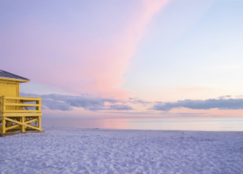 plage coucher de soleil tour pour maîtres-nageurs sauveteurs