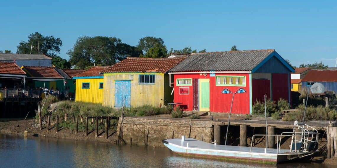 cabanes colorées bord de mer bateau