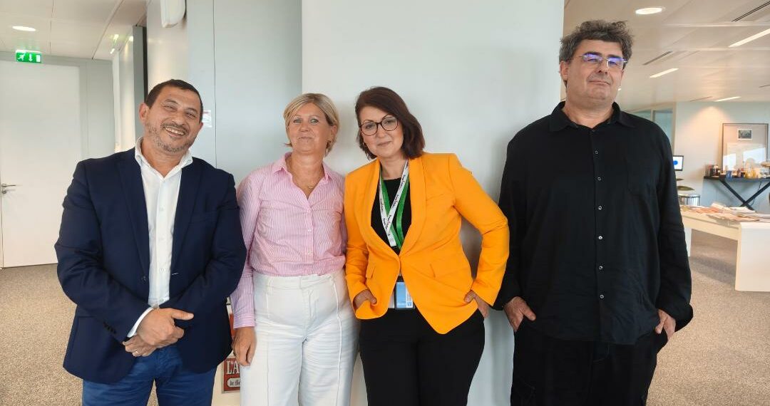 2 hommes et 2 femmes posant en photo