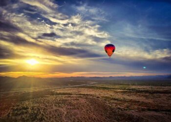 Balloon flying over the Sonoran Desert at sunrise ©Hot Air Expeditions